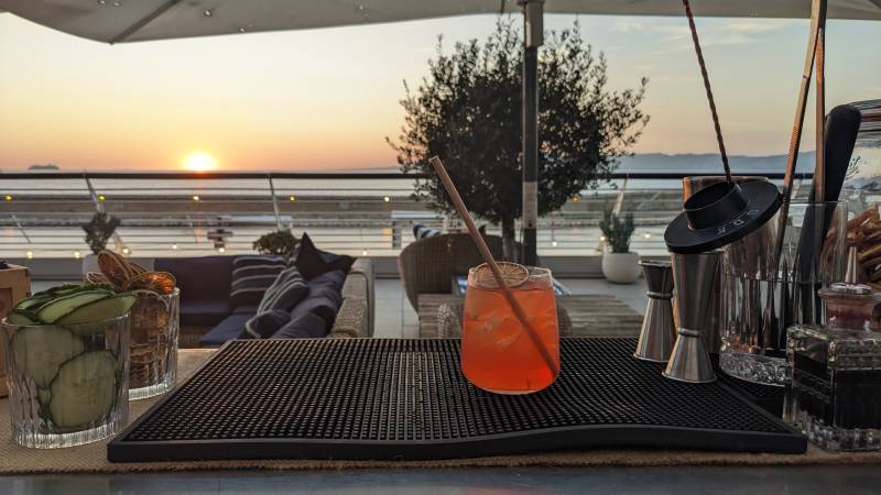 Bar à cocktail mobile pour évènement mariage en bord de mer à Marseille 